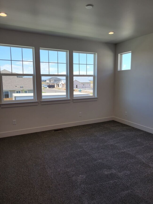 Foto del edificio - 3 Bed 2.5 Bath with double attached garage in Belgrade