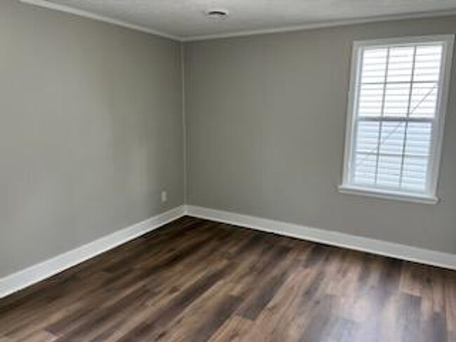 Building Photo - Available Now! Move in special $200 off fi...