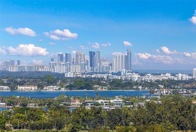 Foto del edificio - 7601 E Treasure Dr