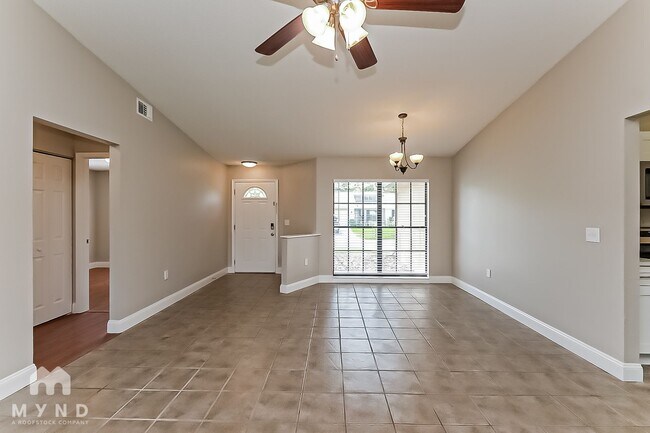 Building Photo - 712 Stillview Cir
