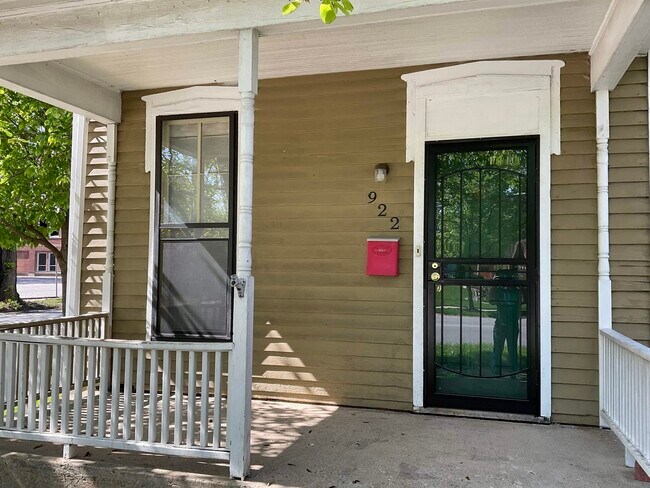Foto del edificio - 922 W Jefferson Blvd