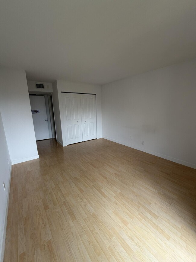 Building Photo - 3590 Blue Lake Dr