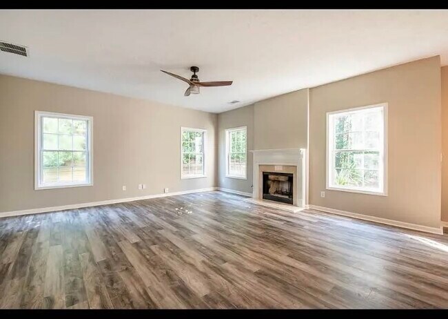 Building Photo - 837 Pond View Ln