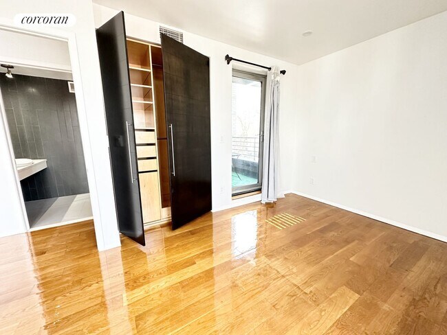 Foto del edificio - 240 N Henry St