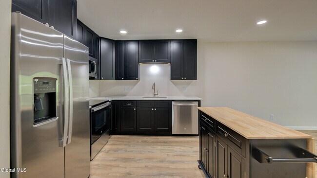 Foto del edificio - 246 Woods Hollow Rd