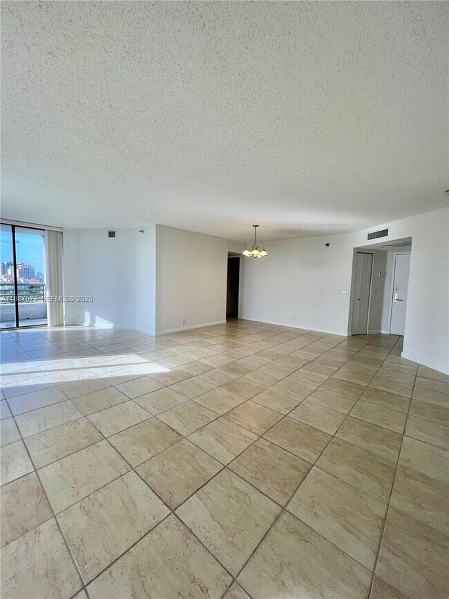 Foto del edificio - 3300 NE 191st St