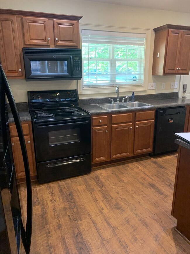 Foto del edificio - Eagles Landing 4 Bedroom Available for Fall 2026!!