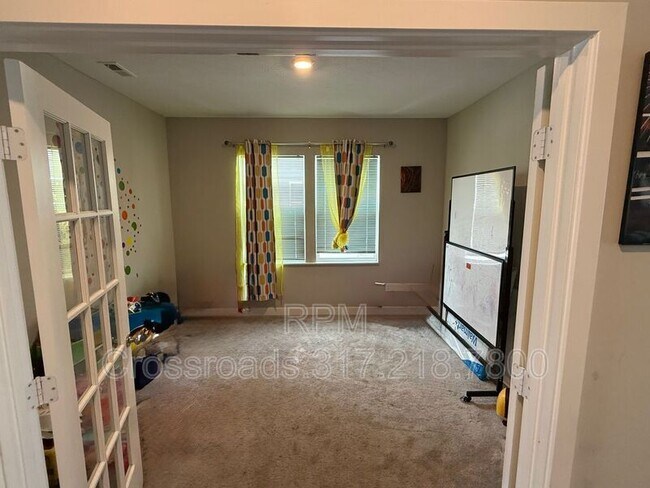 Foto del edificio - 8754 Laurelton Pl