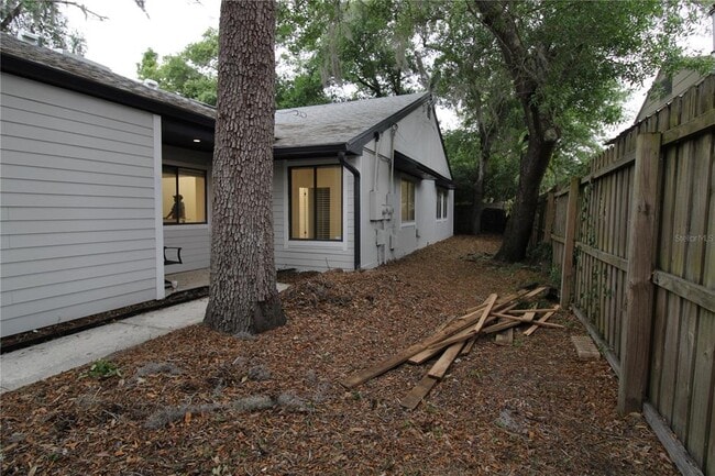 Building Photo - 911 Robinhood Ct