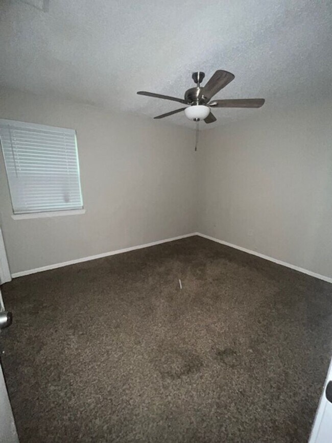 Building Photo - 2506 Hidden Valley Dr