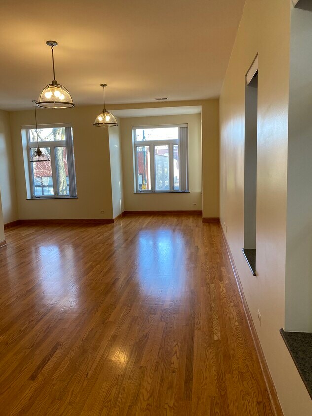Living Room - 1812 N Wolcott Ave