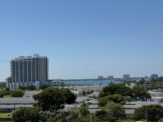 Foto del edificio - 7501 E Treasure Dr