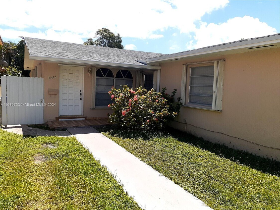 Primary Photo - 3304 SW 23rd St