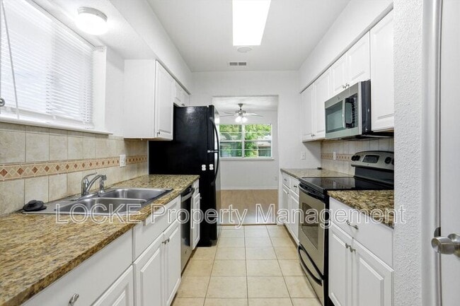 Photo - 924 Wisteria Way House