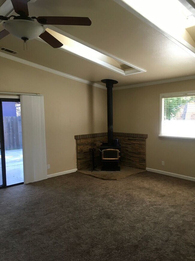 Foto del edificio - Skylights and a woodstove