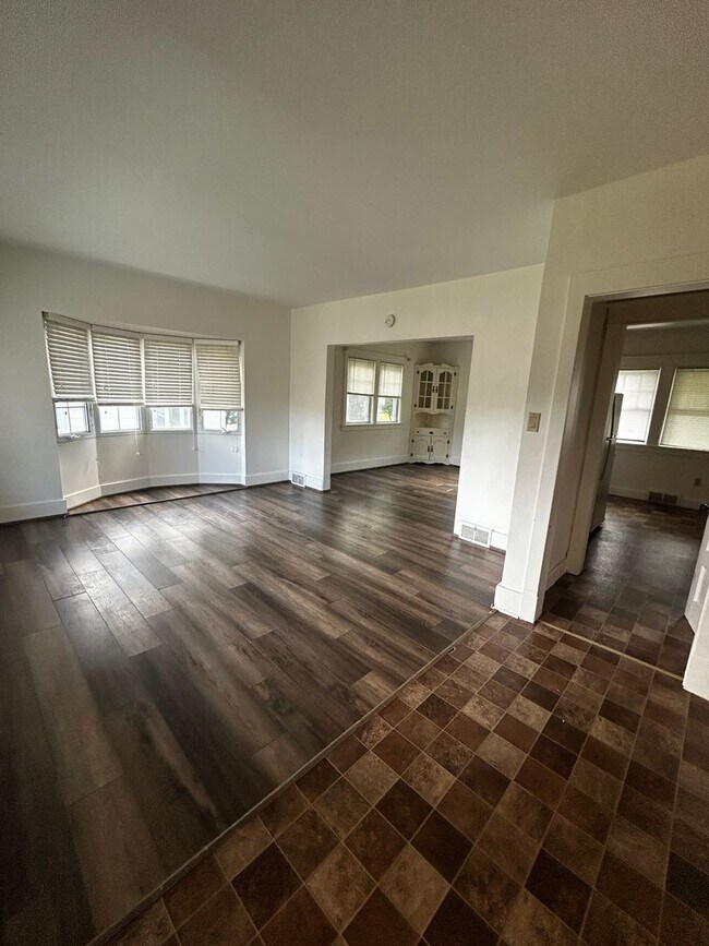 Foto del edificio - 104-104 Morley Pkwy