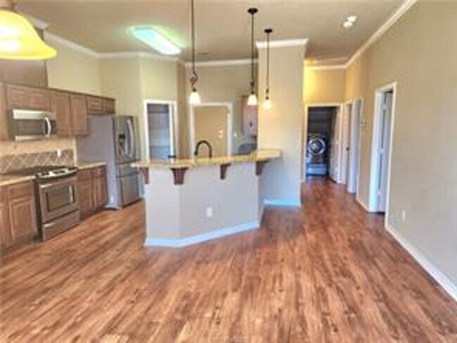 Building Photo - 4 Bedroom 2 Bathroom 2 Car Garage