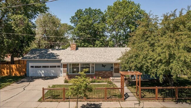 Building Photo - Spacious 5 Bedroom Home for Lease Close to Downtown Bozeman