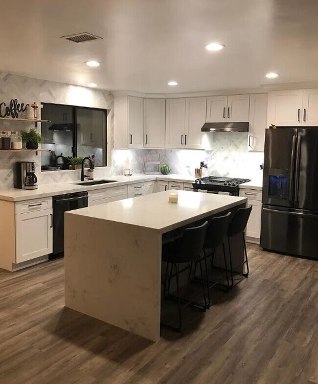 Building Photo - Comfort And Elegance In This 4 Bed/3 Bath ...