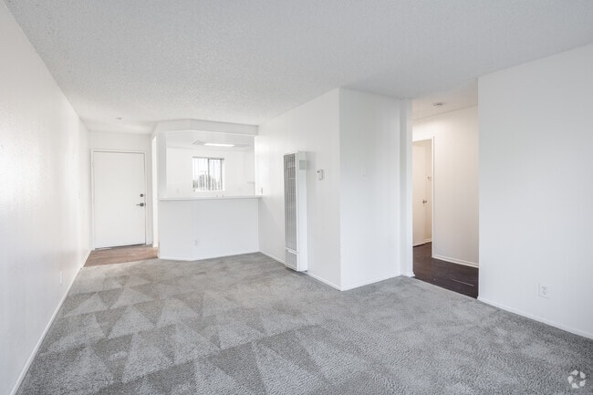 2 habitaciones, 1,5 baños - 750 pies cuadrados - Sala de estar - 2315 Earl Avenue