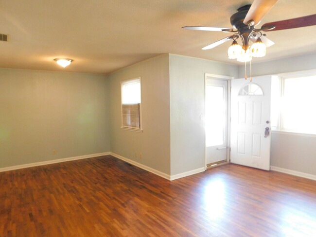 Building Photo - Lovely 3 bedroom/1 bath home in El Dorado!