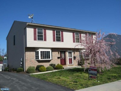 Building Photo - 519 E Linden St