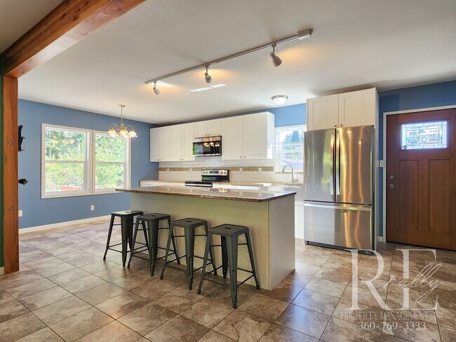 Building Photo - Charming Farmhouse in Town — Hobby Ready &...