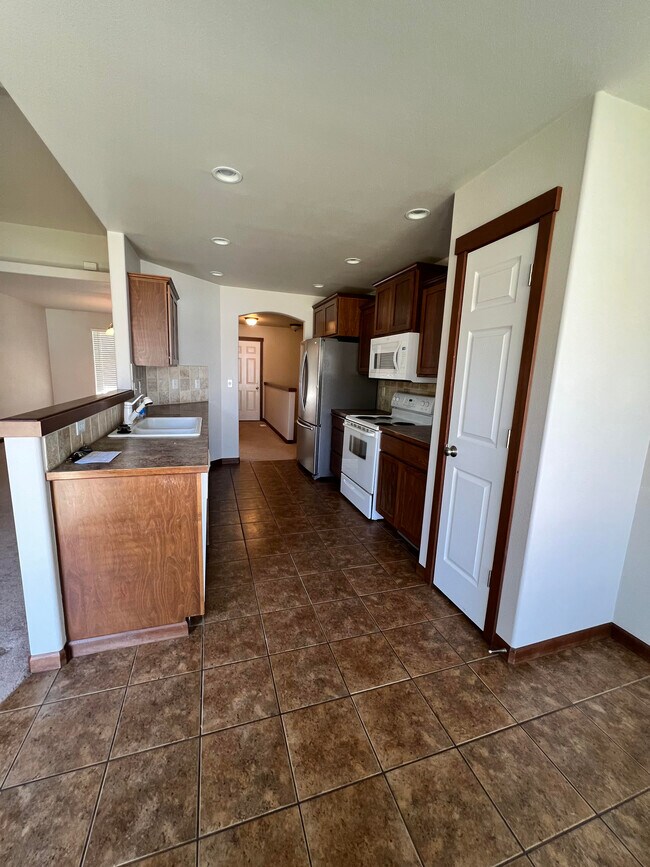 Building Photo - 1421 W Yaquina Dr