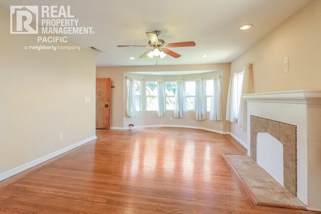 Foto del edificio - Charming 3-Bedroom Home in Glenview