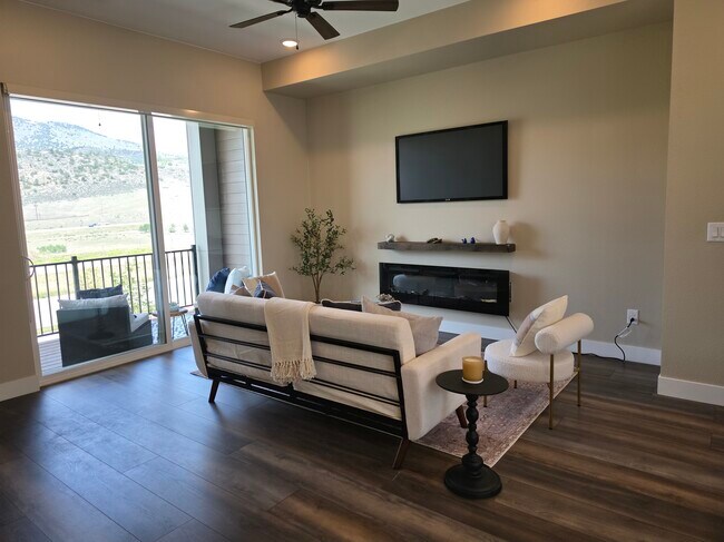 Sala de estar: ¡chimenea eléctrica y repisa incluidas! - 2220 S McIntyre St