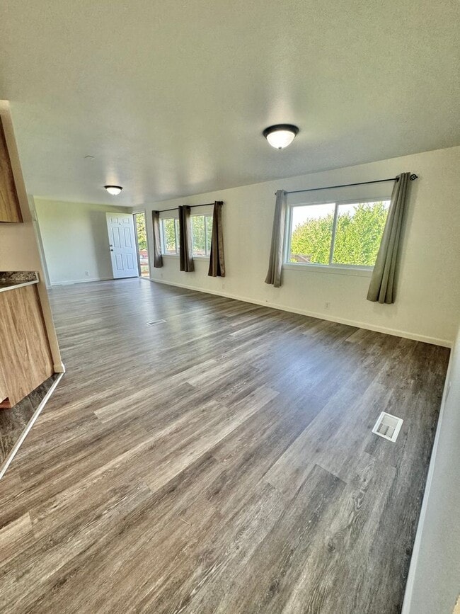 Building Photo - 3 Bedroom 2 Bathroom for Rent.