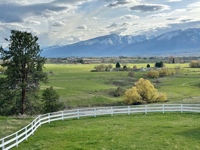 Foto del edificio - Brand New Custom Residence | 3 Bedroom, 2 Bath | Panoramic Bitterroot Valley Views | Private & Se...