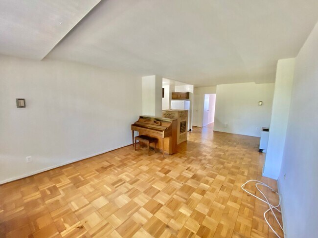 Foto del edificio - Great Foggy Bottom One Bedroom with Roof T...