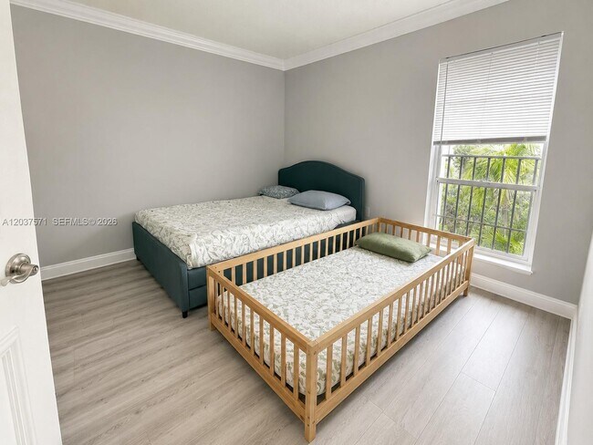 Foto del edificio - 6886 N Kendall Dr