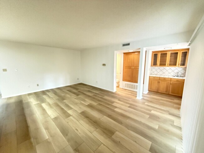 Foto del edificio - 3 Bedroom Condo for Rent in Chatsworth.