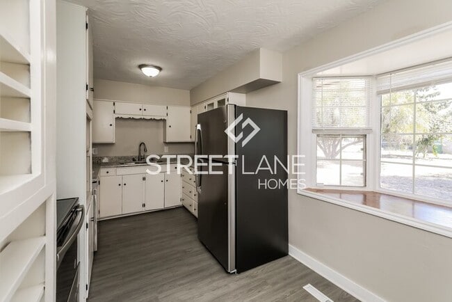 Building Photo - NOW OFFERING FIRST FULL MONTH FREE!!