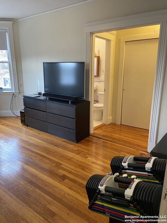 Building Photo - 235 Park Dr