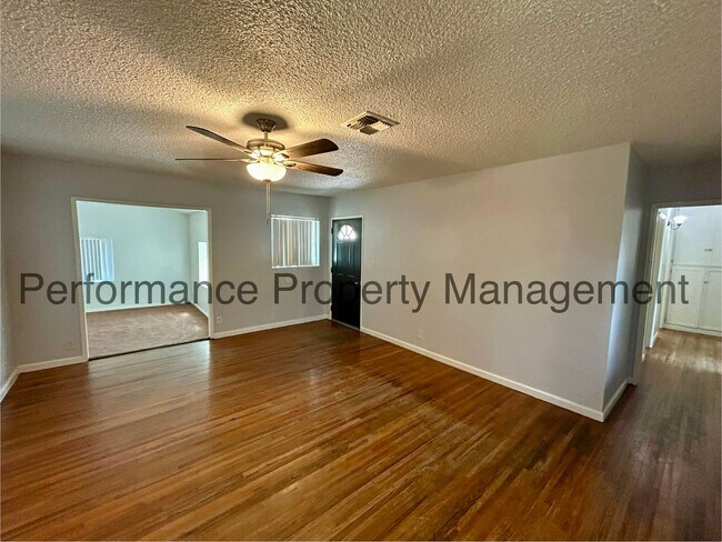 Foto del edificio - Cute 3 Bed/1 Bath SE Bakersfield Home w/ S...