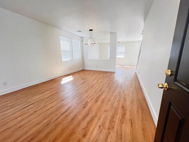 Foto del edificio - North Las Vegas 3 BD/2.5 BA with loft, bac...
