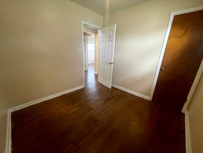 Foto del edificio - Three bedroom, one bathroom house, with a one car attached garage!
