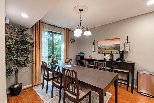 Building Photo - 2037 Royal Fern Ct