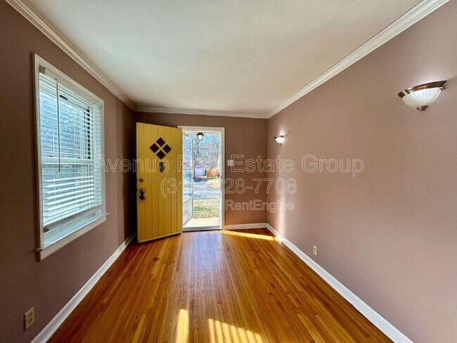 Foto del edificio - 7045 Holly Hills Ave