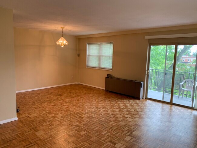 Main room - 123 S Adelaide Ave