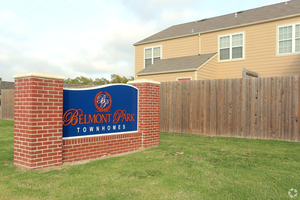 Foto principal - Belmont Park Townhomes