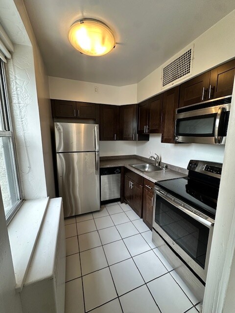 Foto del edificio - 1121 N Waverly Pl