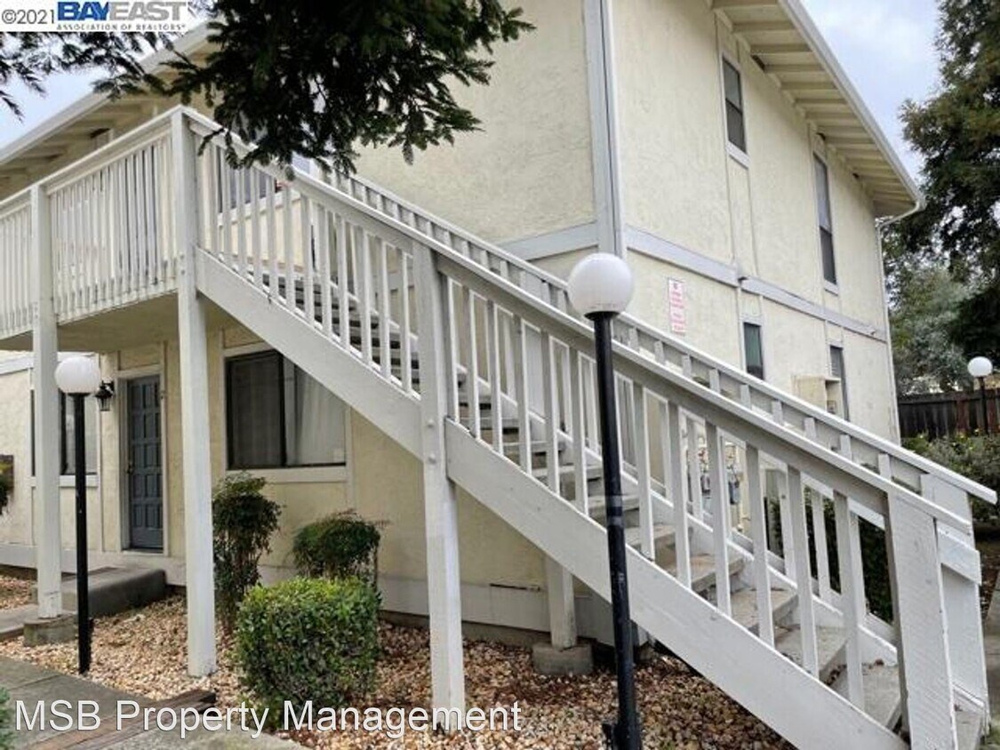Primary Photo - 3 br, 2 bath House - 1140 Detroit Ave. #11