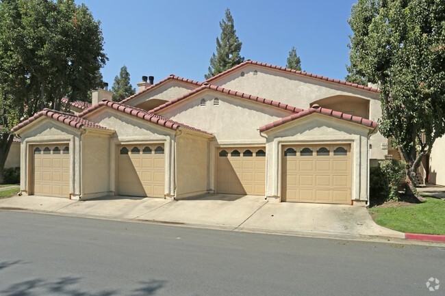 Building Photo - Golden Oak Apartments