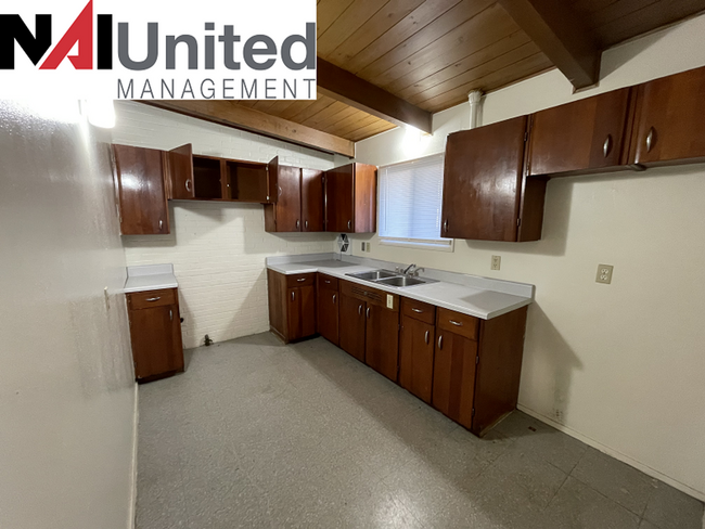 Building Photo - 3 bedroom, 1 bathroom for rent!