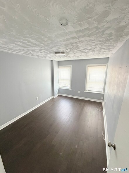 Building Photo - 16 Daggett St