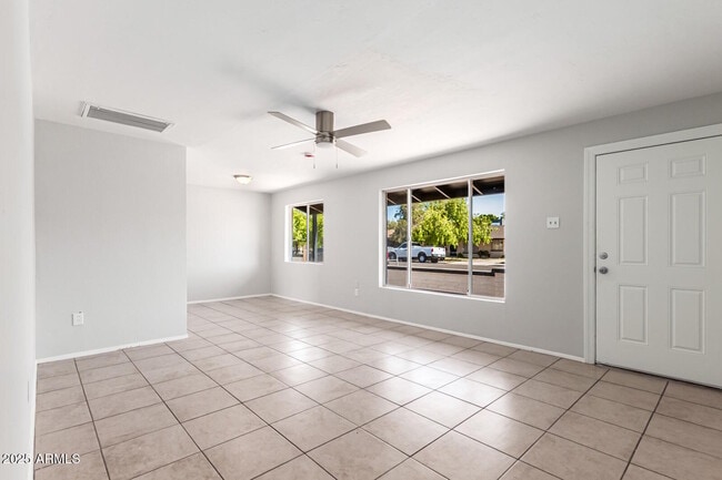 Building Photo - 1238 E Vine Ave